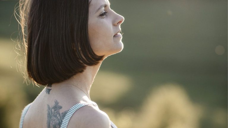 Yinside: 9 Practici Somatice pentru Deblocarea Energiei Feminine